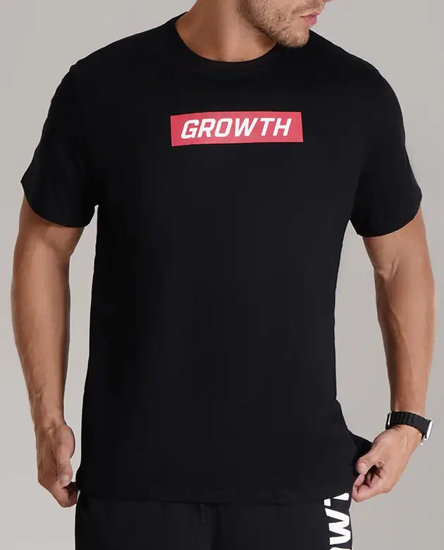 CAMISETA PRETA RETÂNGULO VERMELHO